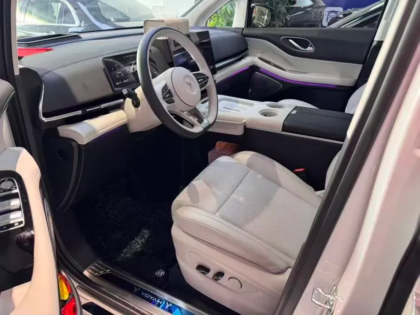 2025 Voyah Dream 1.5T 150HP L4 PHEV 41.7KWH,autocango,china used car exporter,china ev exporter,chinese used car exporter,chinese used ev exporter