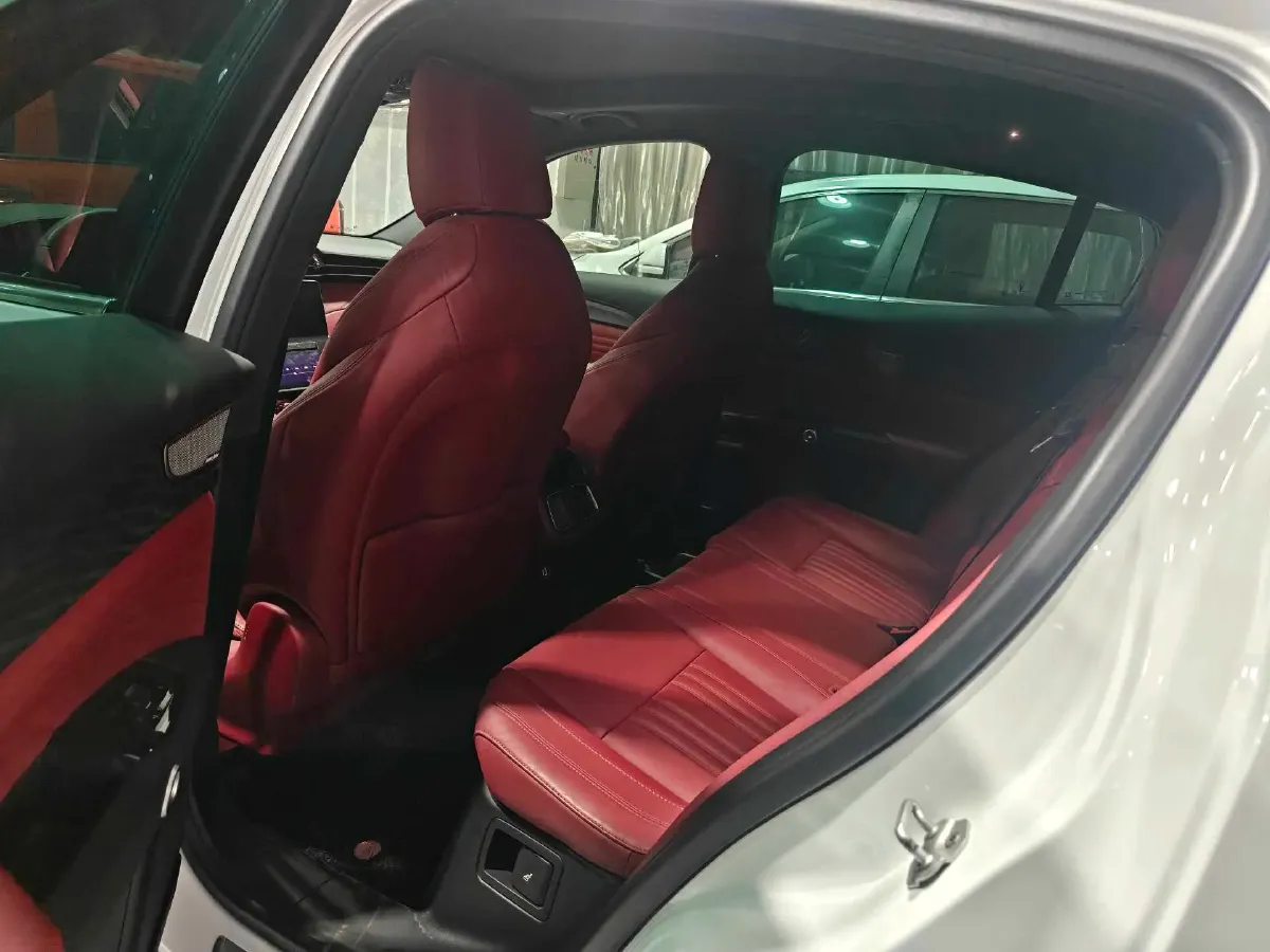 2022 Maserati Levante 2.0T 330HP L4 8AT,autocango,china used car exporter,china ev exporter,chinese used car exporter,chinese used ev exporter