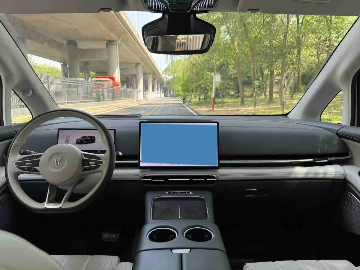 2025 Voyah Dream 1.5T 150HP L4 PHEV 41.7KWH,autocango,china used car exporter,china ev exporter,chinese used car exporter,chinese used ev exporter