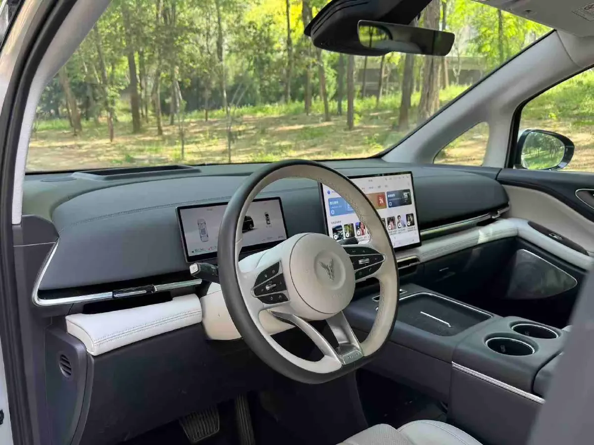 2025 Voyah Dream 1.5T 150HP L4 PHEV 41.7KWH,autocango,china used car exporter,china ev exporter,chinese used car exporter,chinese used ev exporter