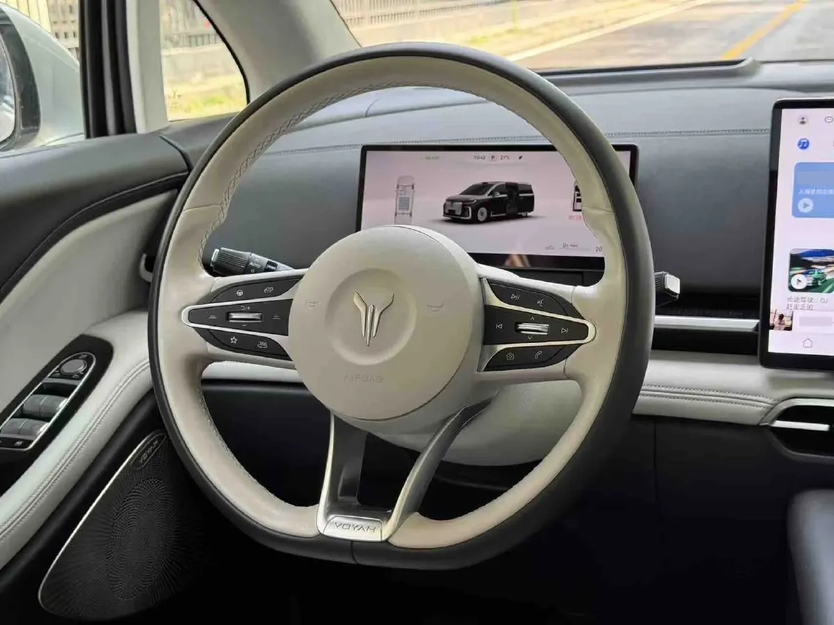 2025 Voyah Dream 1.5T 150HP L4 PHEV 41.7KWH,autocango,china used car exporter,china ev exporter,chinese used car exporter,chinese used ev exporter