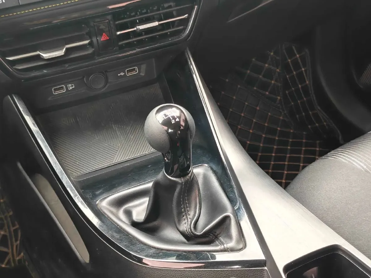 2021 Roewe i5 1.5L 120HP L4 CVT,autocango,china used car exporter,china ev exporter,chinese used car exporter,chinese used ev exporter