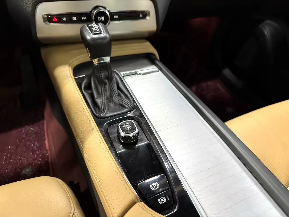 2019 Volvo XC90 2.0T 254HP L4 8AT,autocango,china used car exporter,china ev exporter,chinese used car exporter,chinese used ev exporter