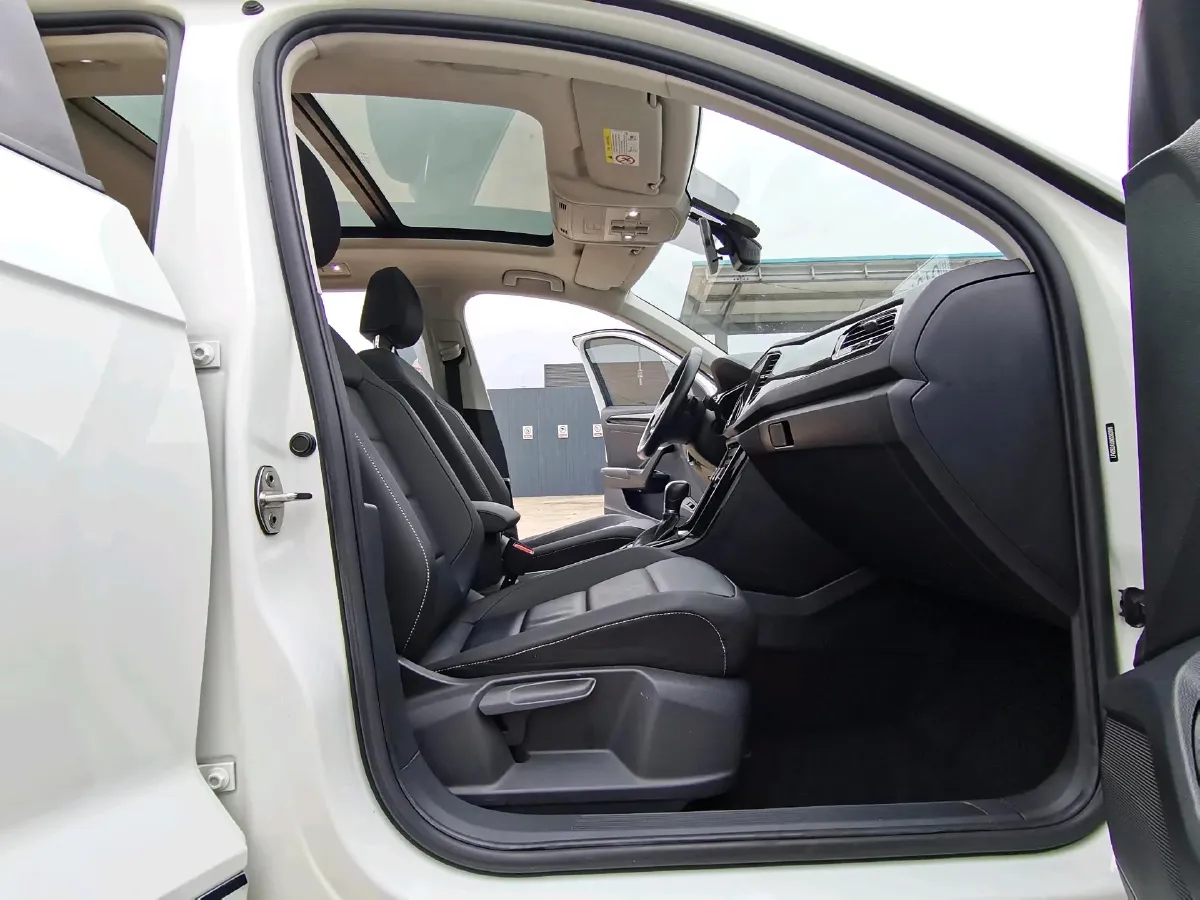 2021 Volkswagen T-Roc 1.4T 150HP L4 7DCT,autocango,china used car exporter,china ev exporter,chinese used car exporter,chinese used ev exporter