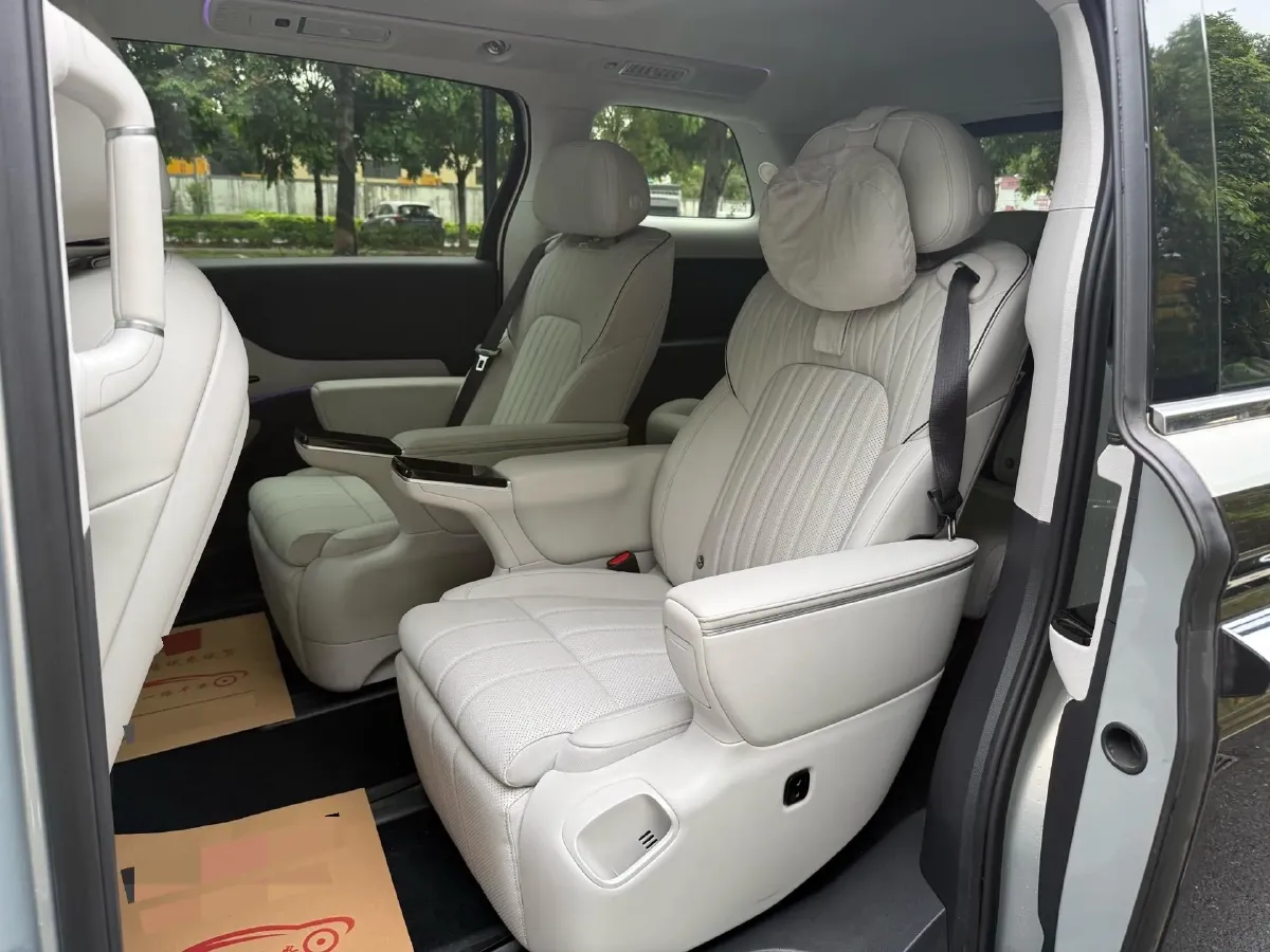 2025 Voyah Dream 1.5T 150HP L4 PHEV 41.7KWH,autocango,china used car exporter,china ev exporter,chinese used car exporter,chinese used ev exporter