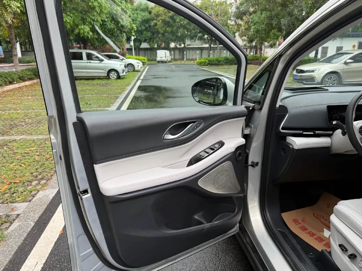 2025 Voyah Dream 1.5T 150HP L4 PHEV 41.7KWH,autocango,china used car exporter,china ev exporter,chinese used car exporter,chinese used ev exporter