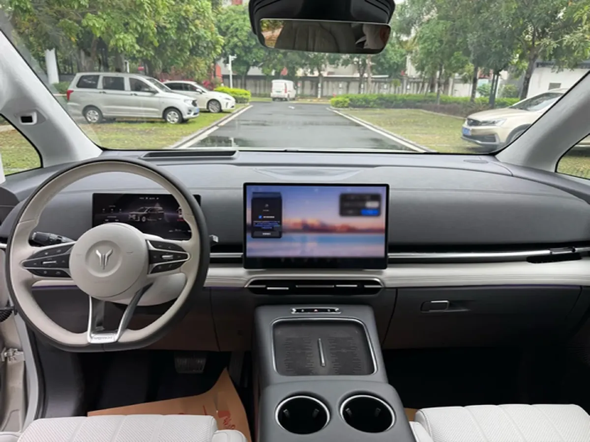 2025 Voyah Dream 1.5T 150HP L4 PHEV 41.7KWH,autocango,china used car exporter,china ev exporter,chinese used car exporter,chinese used ev exporter