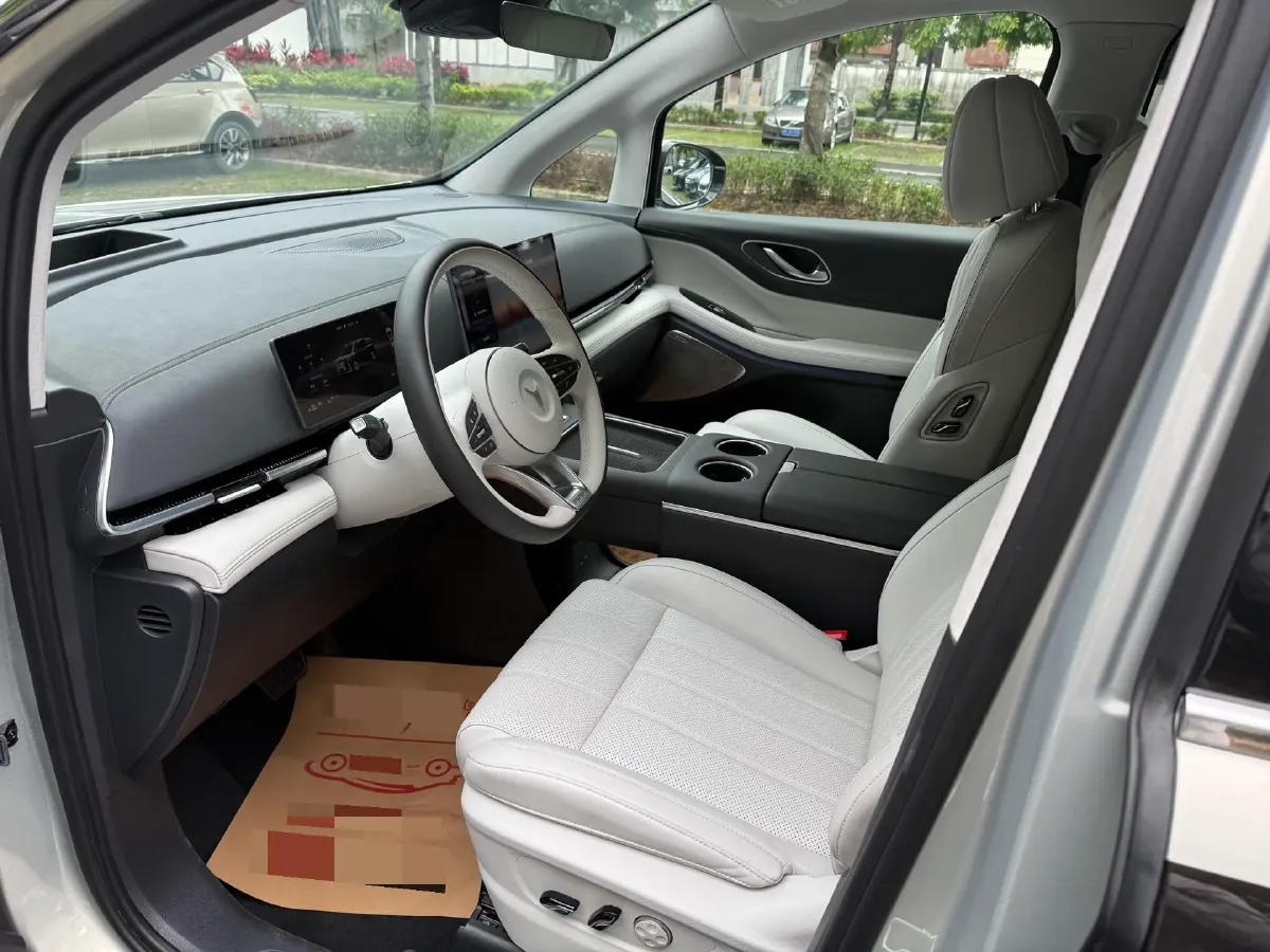 2025 Voyah Dream 1.5T 150HP L4 PHEV 41.7KWH,autocango,china used car exporter,china ev exporter,chinese used car exporter,chinese used ev exporter