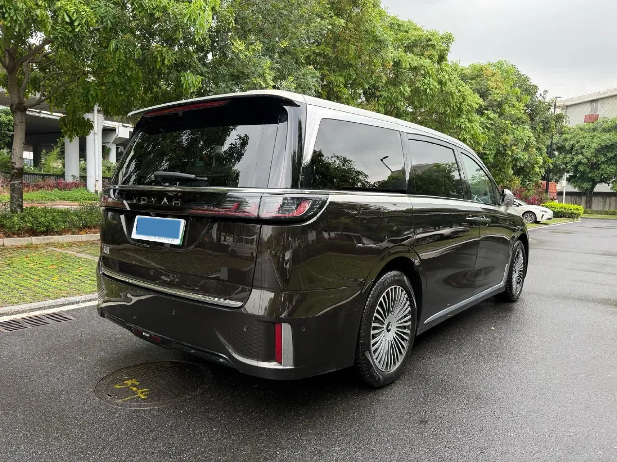 2025 Voyah Dream 1.5T 150HP L4 PHEV 41.7KWH,autocango,china used car exporter,china ev exporter,chinese used car exporter,chinese used ev exporter