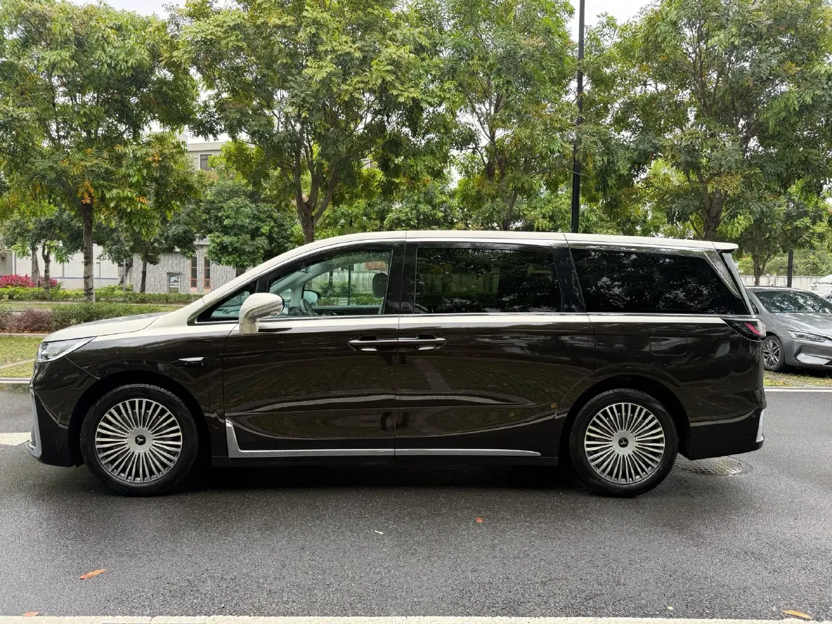 2025 Voyah Dream 1.5T 150HP L4 PHEV 41.7KWH,autocango,china used car exporter,china ev exporter,chinese used car exporter,chinese used ev exporter