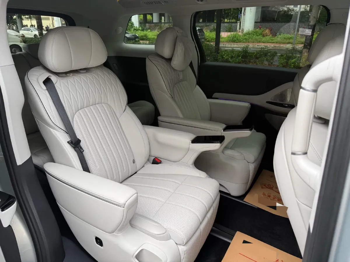 2025 Voyah Dream 1.5T 150HP L4 PHEV 41.7KWH,autocango,china used car exporter,china ev exporter,chinese used car exporter,chinese used ev exporter