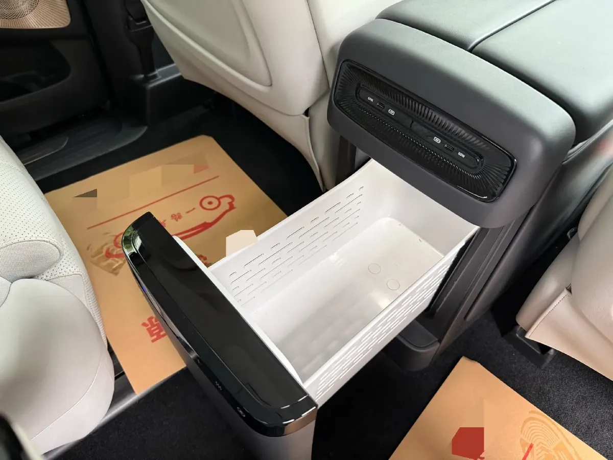 2025 Voyah Dream 1.5T 150HP L4 PHEV 41.7KWH,autocango,china used car exporter,china ev exporter,chinese used car exporter,chinese used ev exporter