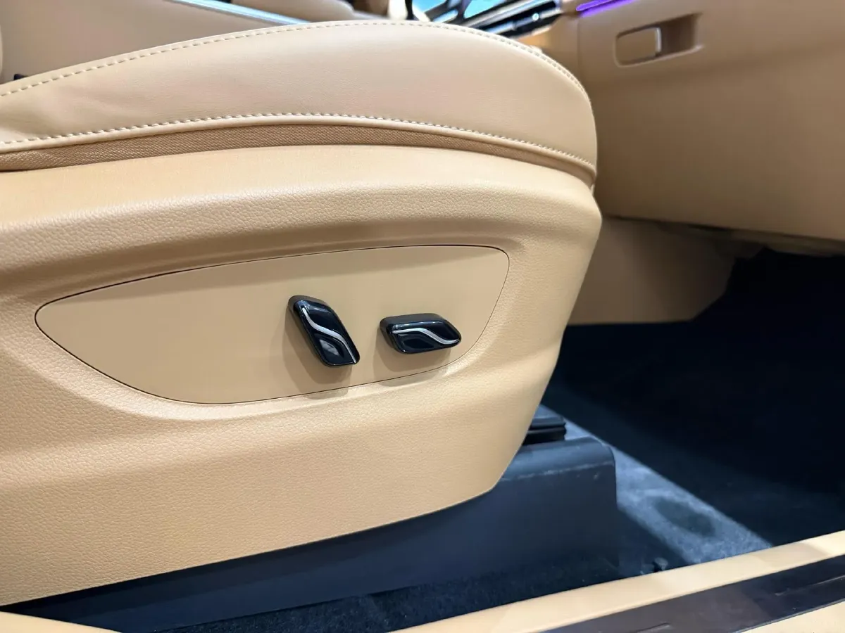 2025 Voyah Dream 1.5T 150HP L4 PHEV 41.7KWH,autocango,china used car exporter,china ev exporter,chinese used car exporter,chinese used ev exporter