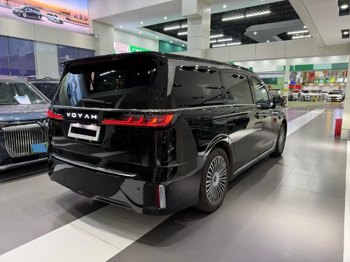 2025 Voyah Dream 1.5T 150HP L4 PHEV 41.7KWH,autocango,china used car exporter,china ev exporter,chinese used car exporter,chinese used ev exporter