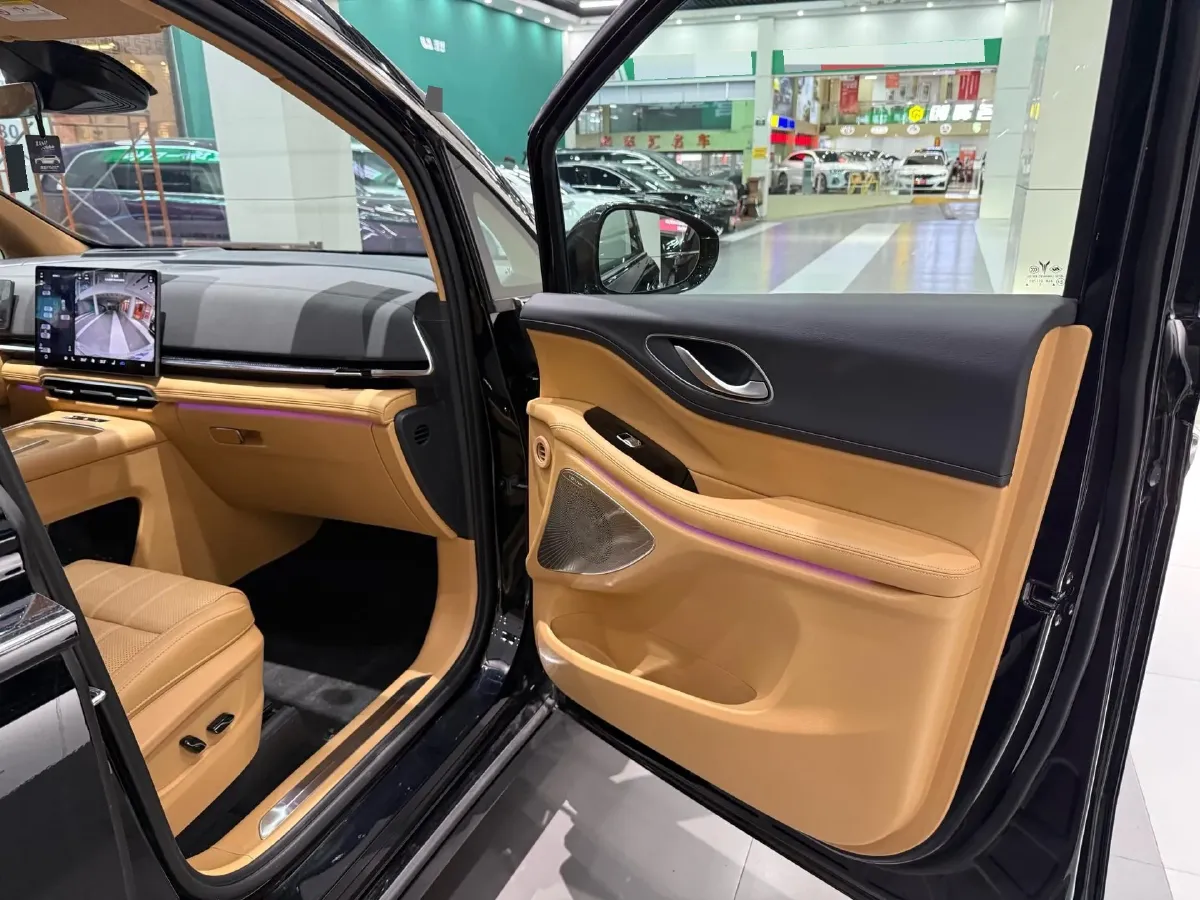 2025 Voyah Dream 1.5T 150HP L4 PHEV 41.7KWH,autocango,china used car exporter,china ev exporter,chinese used car exporter,chinese used ev exporter