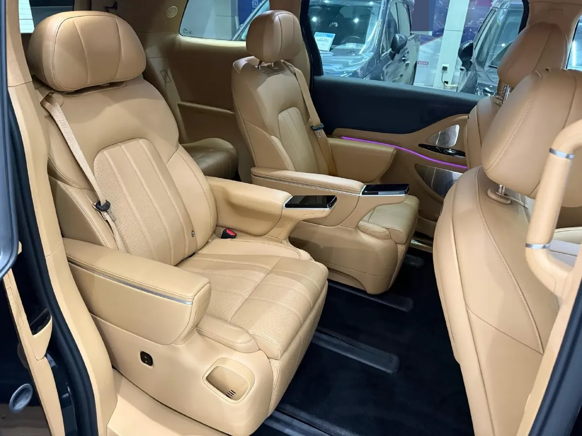 2025 Voyah Dream 1.5T 150HP L4 PHEV 41.7KWH,autocango,china used car exporter,china ev exporter,chinese used car exporter,chinese used ev exporter