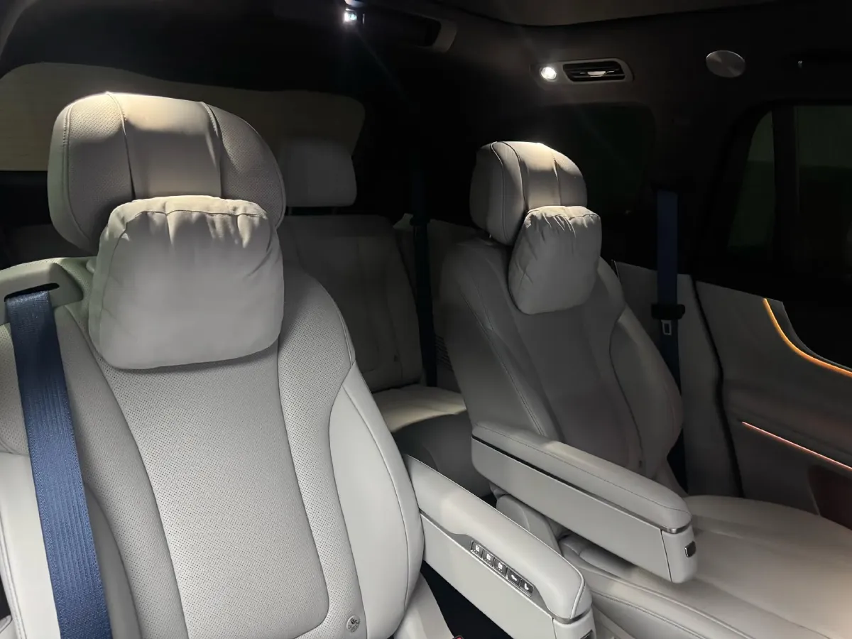 2025 AITO AITO M9 REEV 160HP REEV 52KWH,autocango,china used car exporter,china ev exporter,chinese used car exporter,chinese used ev exporter