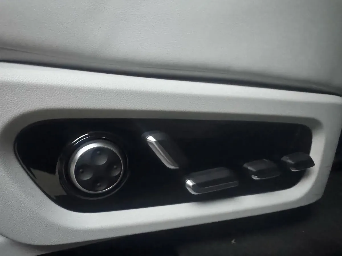 2025 AITO AITO M9 REEV 160HP REEV 52KWH,autocango,china used car exporter,china ev exporter,chinese used car exporter,chinese used ev exporter