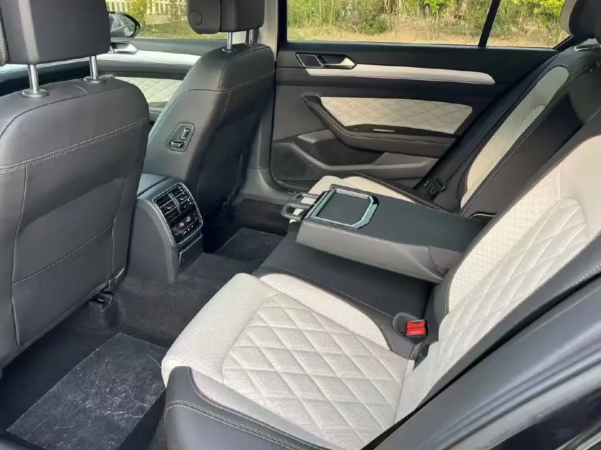 2023 Volkswagen Magotan 2.0T 186HP L4 7DCT,autocango,china used car exporter,china ev exporter,chinese used car exporter,chinese used ev exporter