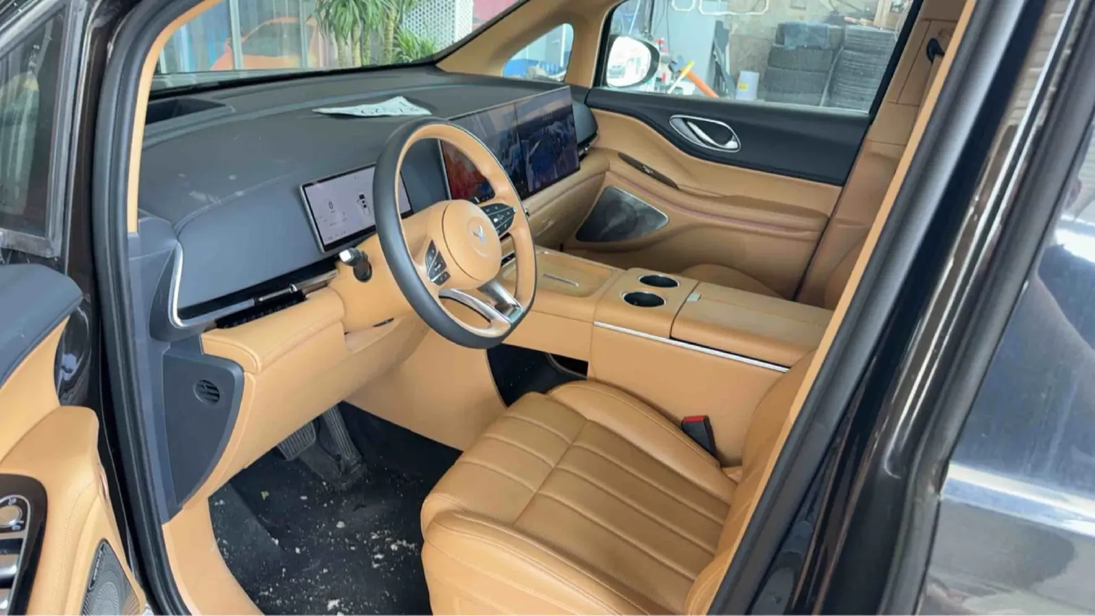 2025 Voyah Dream 1.5T 150HP L4 PHEV 41.7KWH,autocango,china used car exporter,china ev exporter,chinese used car exporter,chinese used ev exporter