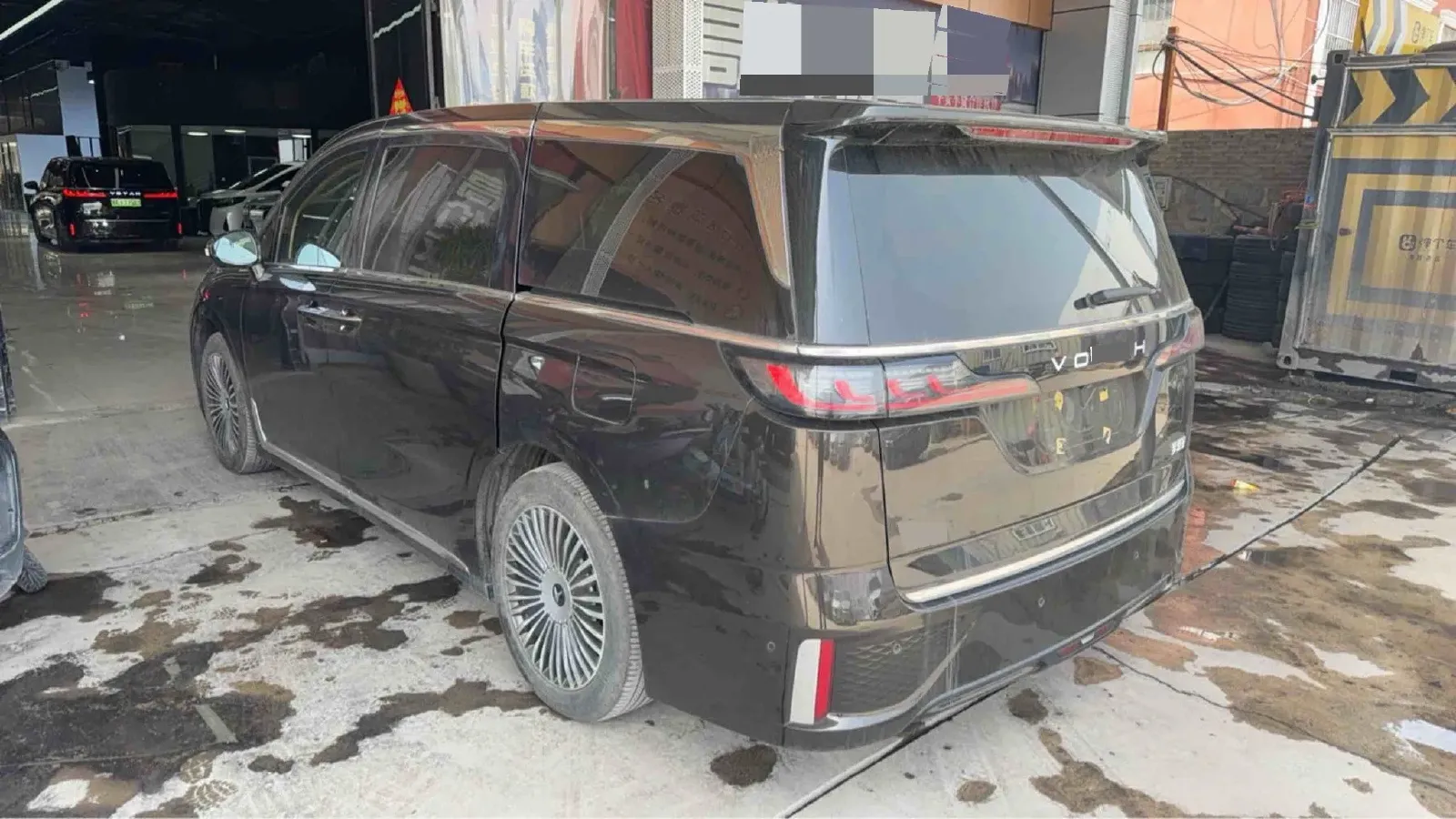 2025 Voyah Dream 1.5T 150HP L4 PHEV 41.7KWH,autocango,china used car exporter,china ev exporter,chinese used car exporter,chinese used ev exporter