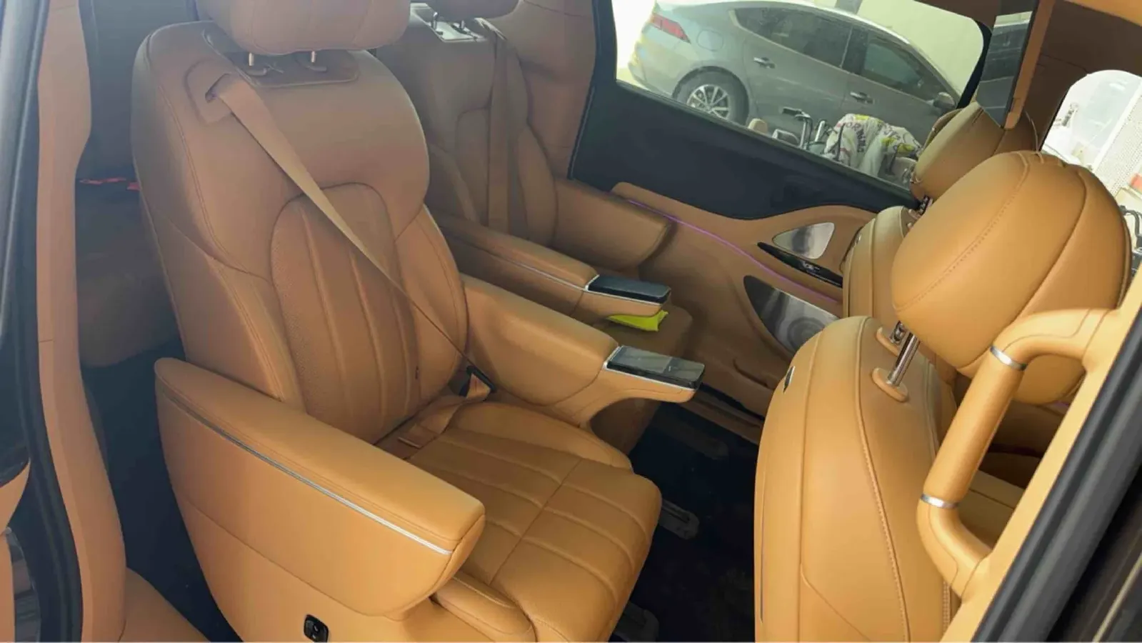 2025 Voyah Dream 1.5T 150HP L4 PHEV 41.7KWH,autocango,china used car exporter,china ev exporter,chinese used car exporter,chinese used ev exporter