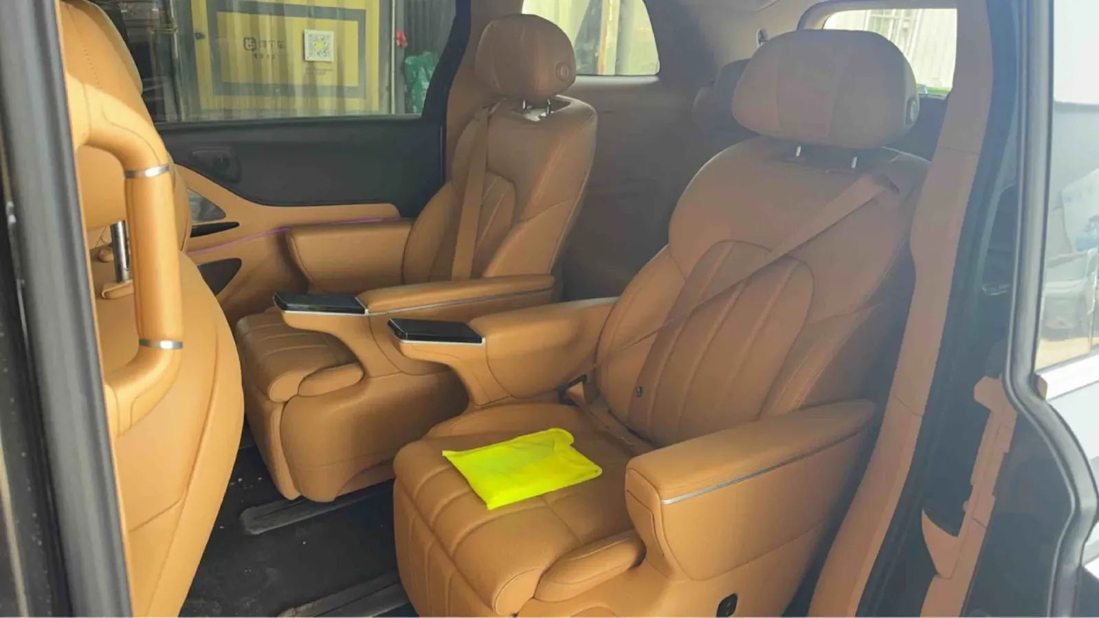 2025 Voyah Dream 1.5T 150HP L4 PHEV 41.7KWH,autocango,china used car exporter,china ev exporter,chinese used car exporter,chinese used ev exporter