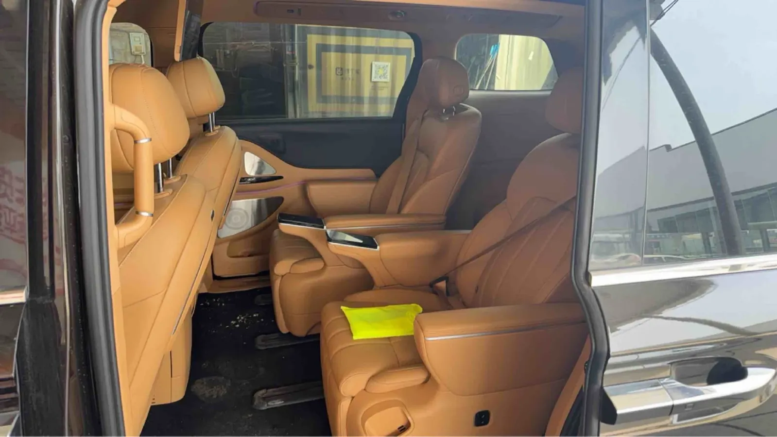 2025 Voyah Dream 1.5T 150HP L4 PHEV 41.7KWH,autocango,china used car exporter,china ev exporter,chinese used car exporter,chinese used ev exporter