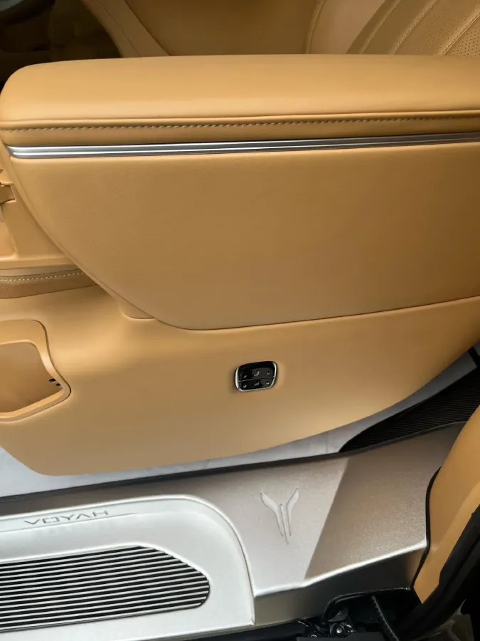 2025 Voyah Dream 1.5T 150HP L4 PHEV 41.7KWH,autocango,china used car exporter,china ev exporter,chinese used car exporter,chinese used ev exporter