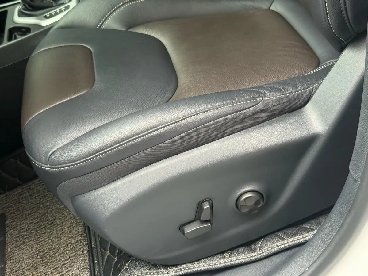 2017 Jeep Cherokee 2.0L 155HP L4 9AT,autocango,china used car exporter,china ev exporter,chinese used car exporter,chinese used ev exporter