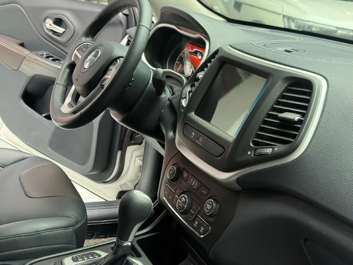 2017 Jeep Cherokee 2.0L 155HP L4 9AT,autocango,china used car exporter,china ev exporter,chinese used car exporter,chinese used ev exporter