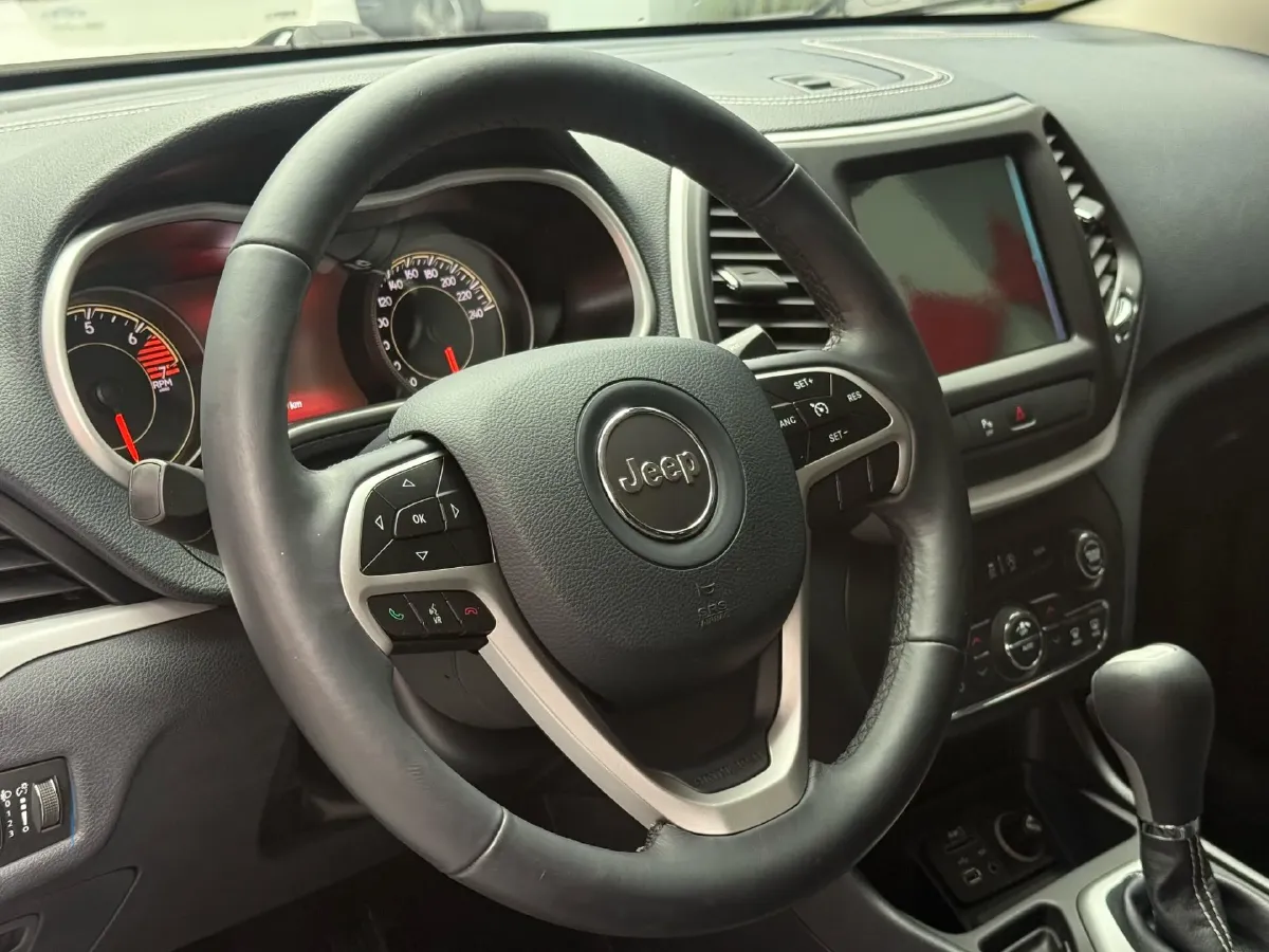 2017 Jeep Cherokee 2.0L 155HP L4 9AT,autocango,china used car exporter,china ev exporter,chinese used car exporter,chinese used ev exporter