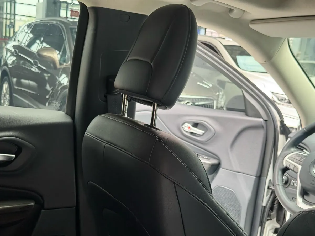 2017 Jeep Cherokee 2.0L 155HP L4 9AT,autocango,china used car exporter,china ev exporter,chinese used car exporter,chinese used ev exporter