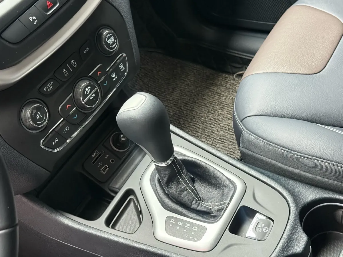 2017 Jeep Cherokee 2.0L 155HP L4 9AT,autocango,china used car exporter,china ev exporter,chinese used car exporter,chinese used ev exporter