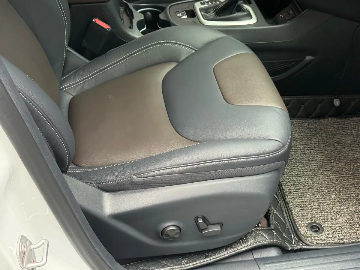 2017 Jeep Cherokee 2.0L 155HP L4 9AT,autocango,china used car exporter,china ev exporter,chinese used car exporter,chinese used ev exporter