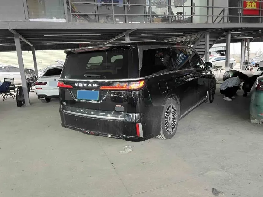2025 Voyah Dream 1.5T 150HP L4 PHEV 41.7KWH,autocango,china used car exporter,china ev exporter,chinese used car exporter,chinese used ev exporter