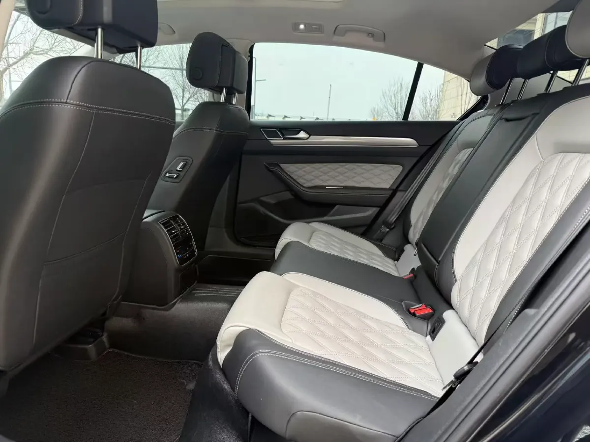 2023 Volkswagen Magotan 2.0T 186HP L4 7DCT,autocango,china used car exporter,china ev exporter,chinese used car exporter,chinese used ev exporter