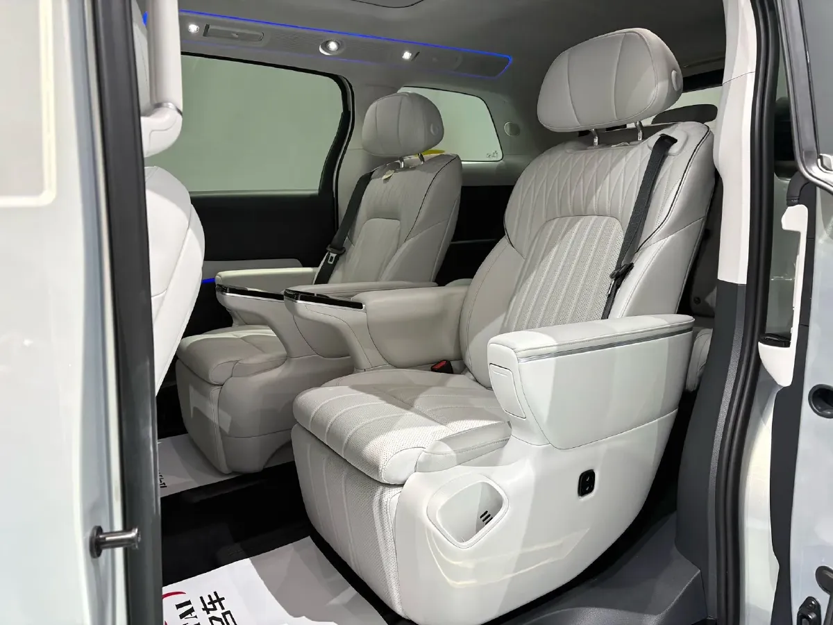 2025 Voyah Dream 1.5T 150HP L4 PHEV 41.7KWH,autocango,china used car exporter,china ev exporter,chinese used car exporter,chinese used ev exporter