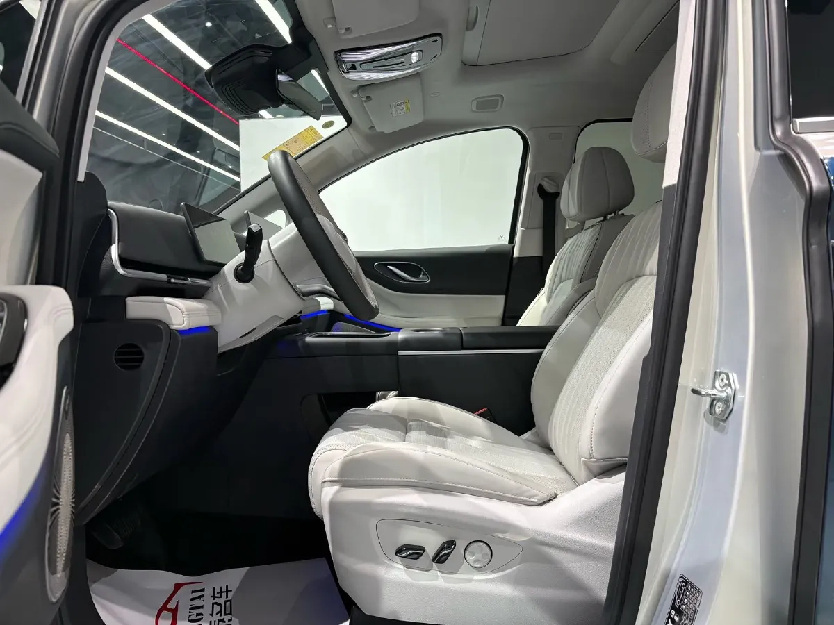 2025 Voyah Dream 1.5T 150HP L4 PHEV 41.7KWH,autocango,china used car exporter,china ev exporter,chinese used car exporter,chinese used ev exporter