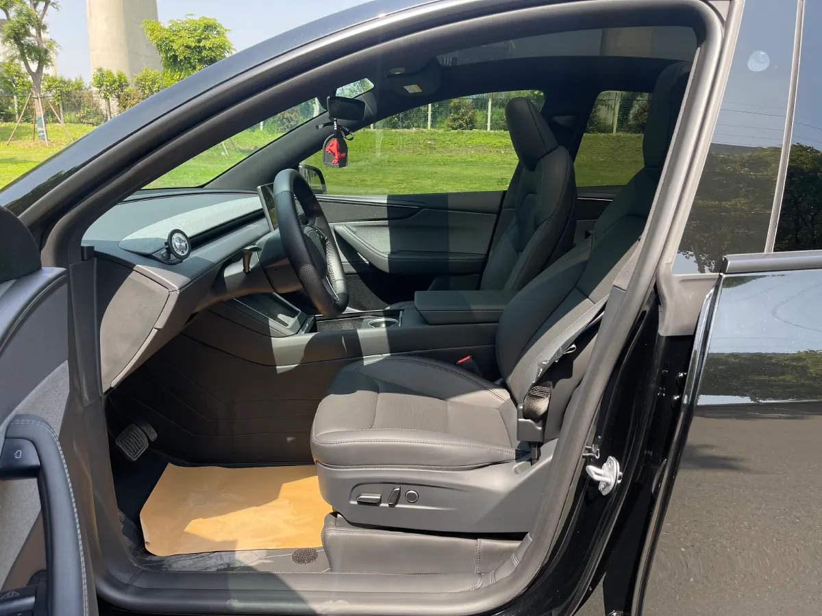 2025 Tesla Model Y BEV 62.5KWH,autocango,china used car exporter,china ev exporter,chinese used car exporter,chinese used ev exporter