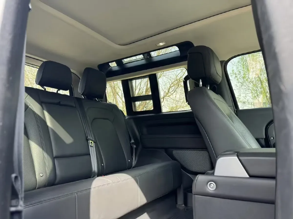 2023 Land Rover Defender 3.0T 400HP L6 8AT,autocango,china used car exporter,china ev exporter,chinese used car exporter,chinese used ev exporter