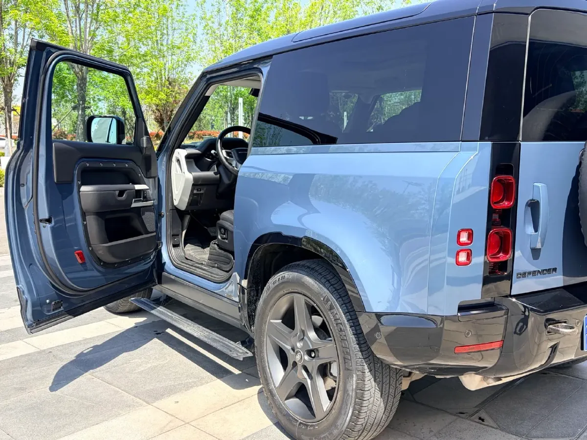 2022 Land Rover Defender 2.0T 300HP L4 8AT,autocango,china used car exporter,china ev exporter,chinese used car exporter,chinese used ev exporter