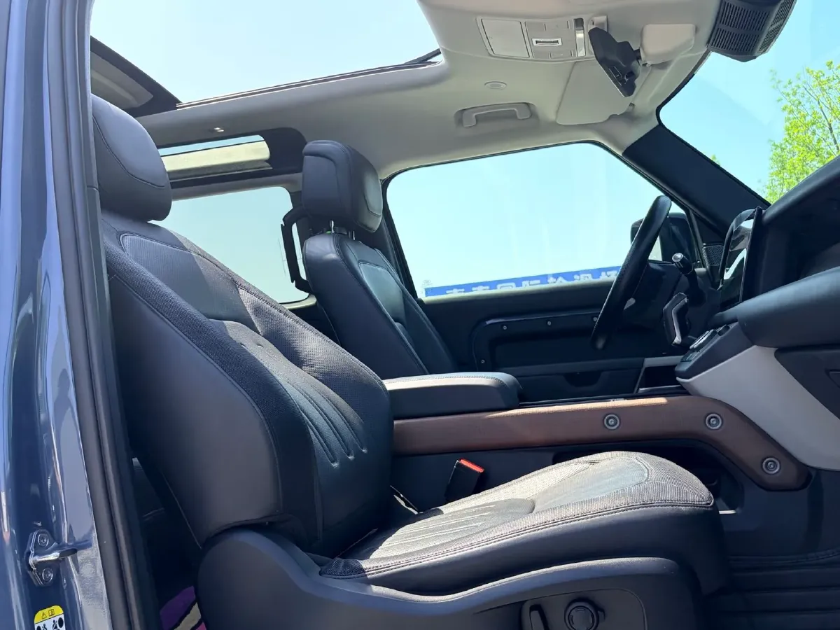 2022 Land Rover Defender 2.0T 300HP L4 8AT,autocango,china used car exporter,china ev exporter,chinese used car exporter,chinese used ev exporter