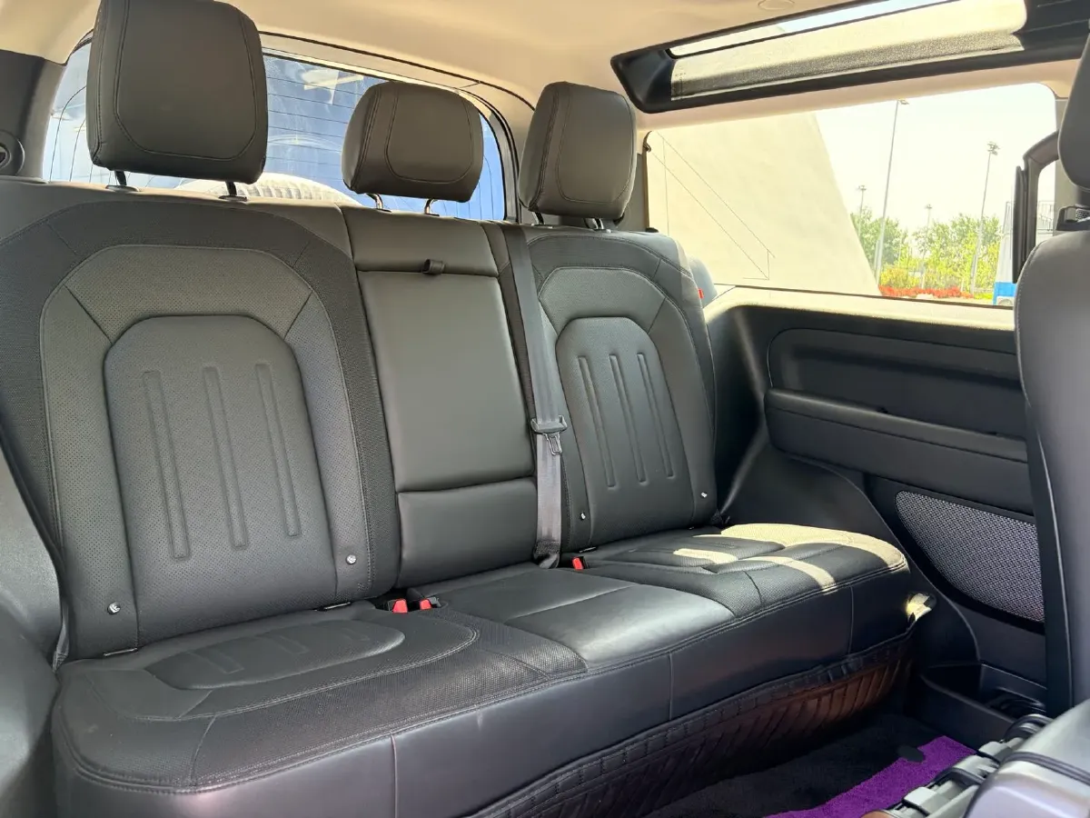 2022 Land Rover Defender 2.0T 300HP L4 8AT,autocango,china used car exporter,china ev exporter,chinese used car exporter,chinese used ev exporter