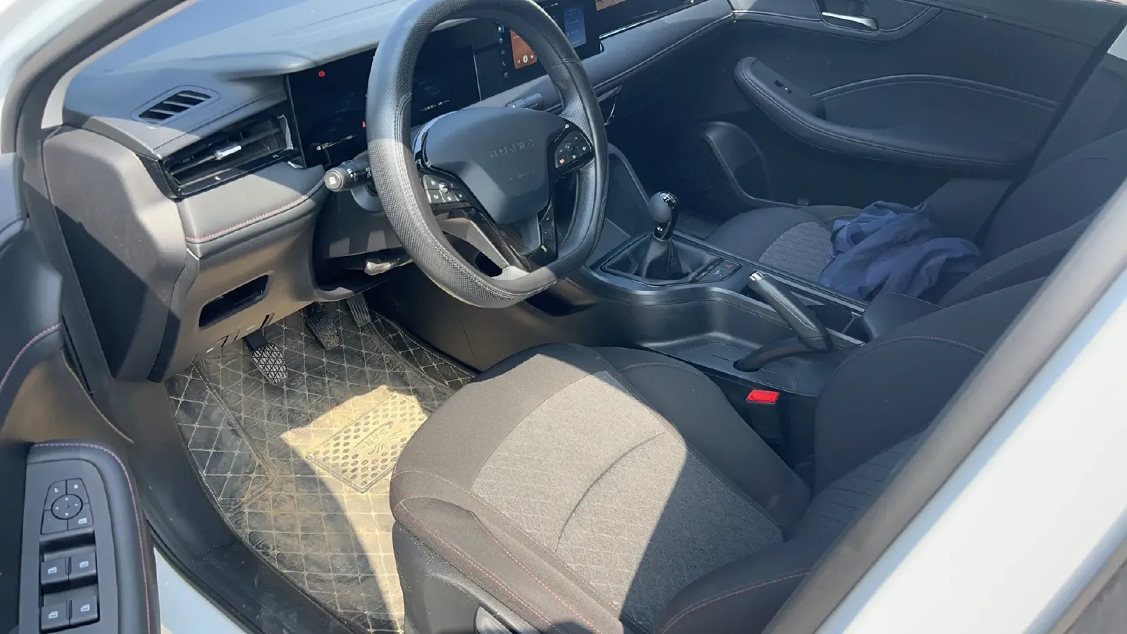 2023 Roewe i5 1.5L 129HP L4 5MT,autocango,china used car exporter,china ev exporter,chinese used car exporter,chinese used ev exporter