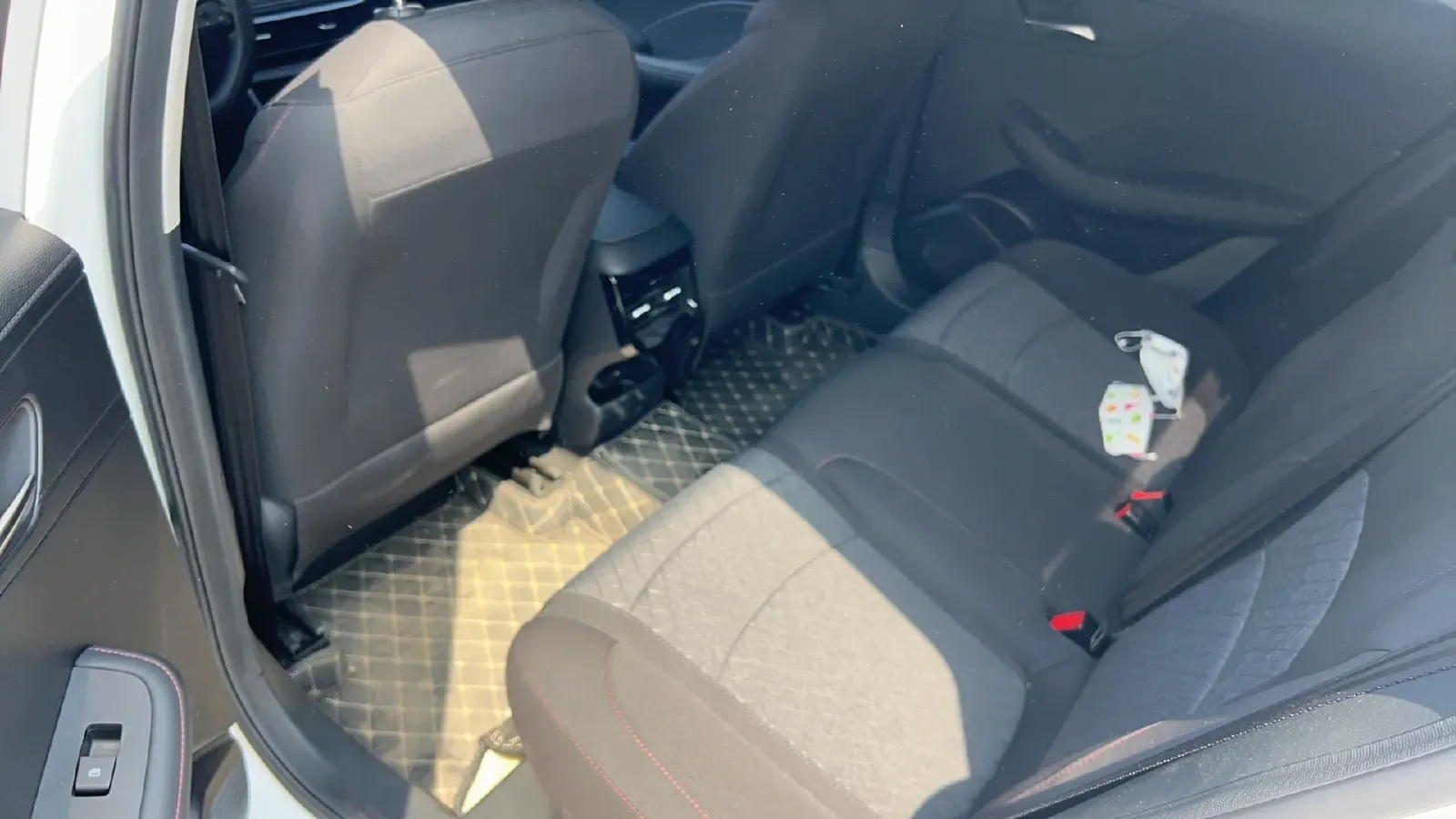 2023 Roewe i5 1.5L 129HP L4 5MT,autocango,china used car exporter,china ev exporter,chinese used car exporter,chinese used ev exporter