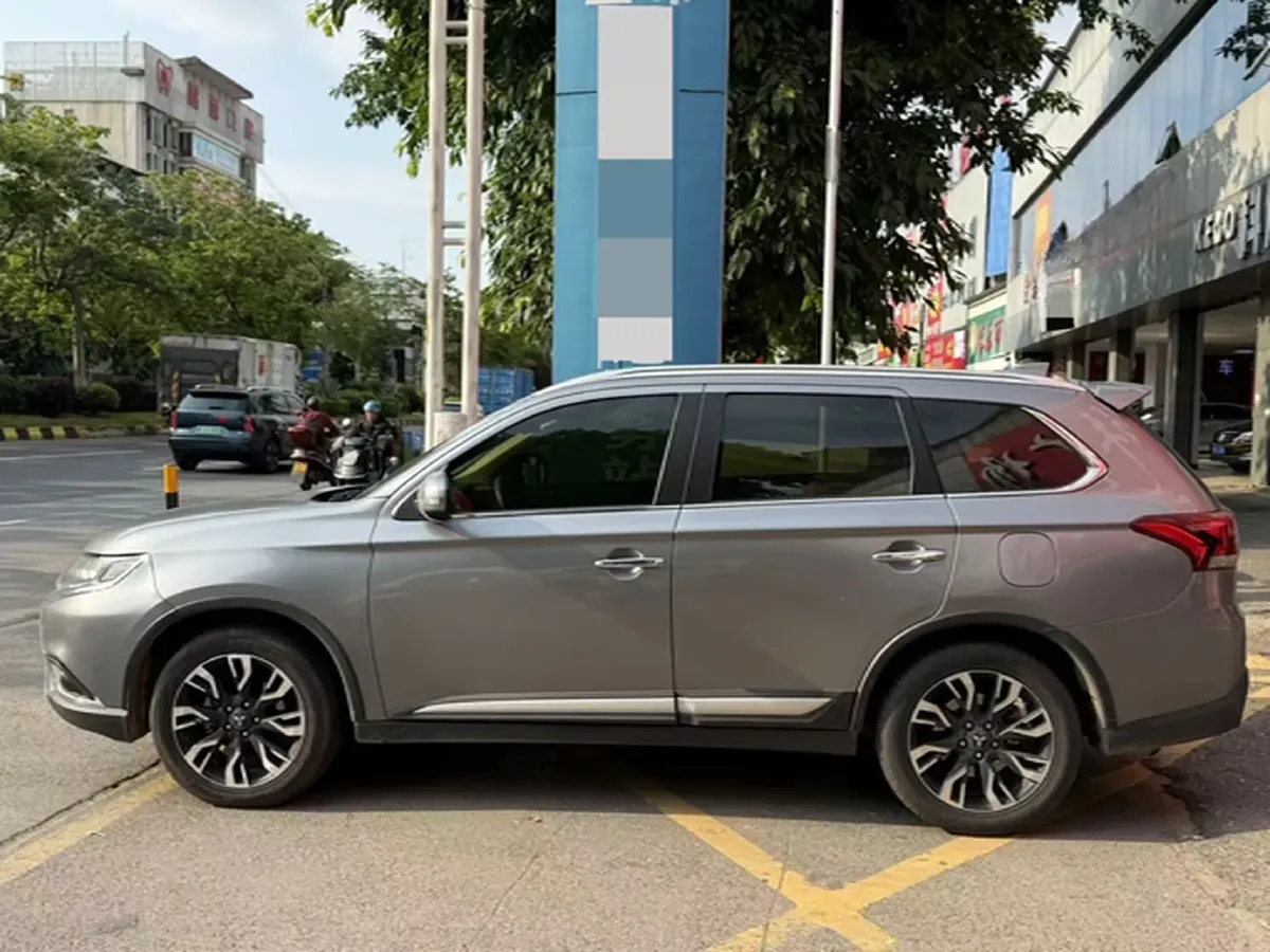 2020 Mitsubishi Outlander 2.4L 192HP L4 CVT,autocango,china used car exporter,china ev exporter,chinese used car exporter,chinese used ev exporter