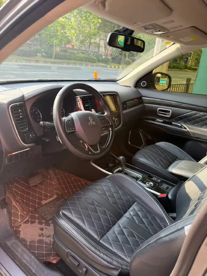 2020 Mitsubishi Outlander 2.4L 192HP L4 CVT,autocango,china used car exporter,china ev exporter,chinese used car exporter,chinese used ev exporter