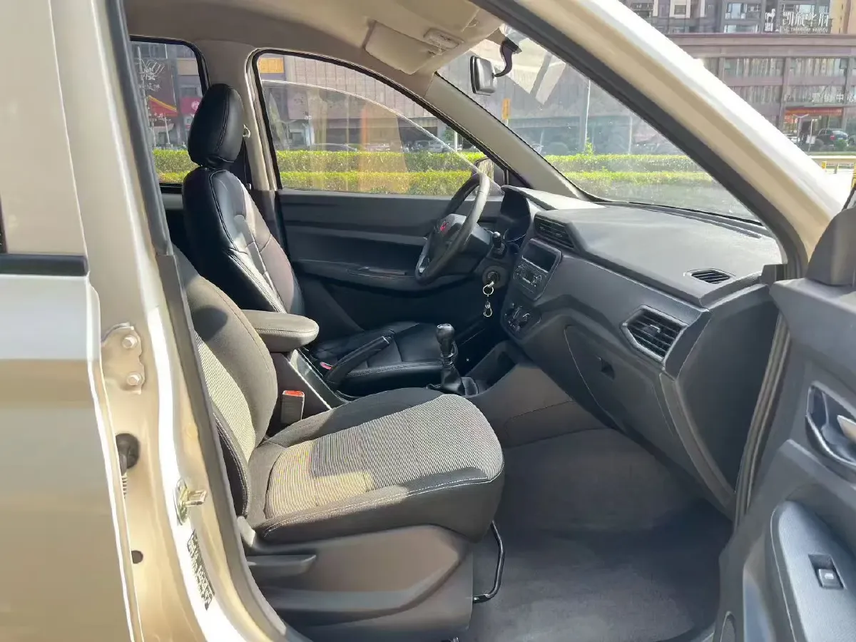 2021 WuLing HongGuang 1.5L 99HP L4 6MT,autocango,china used car exporter,china ev exporter,chinese used car exporter,chinese used ev exporter