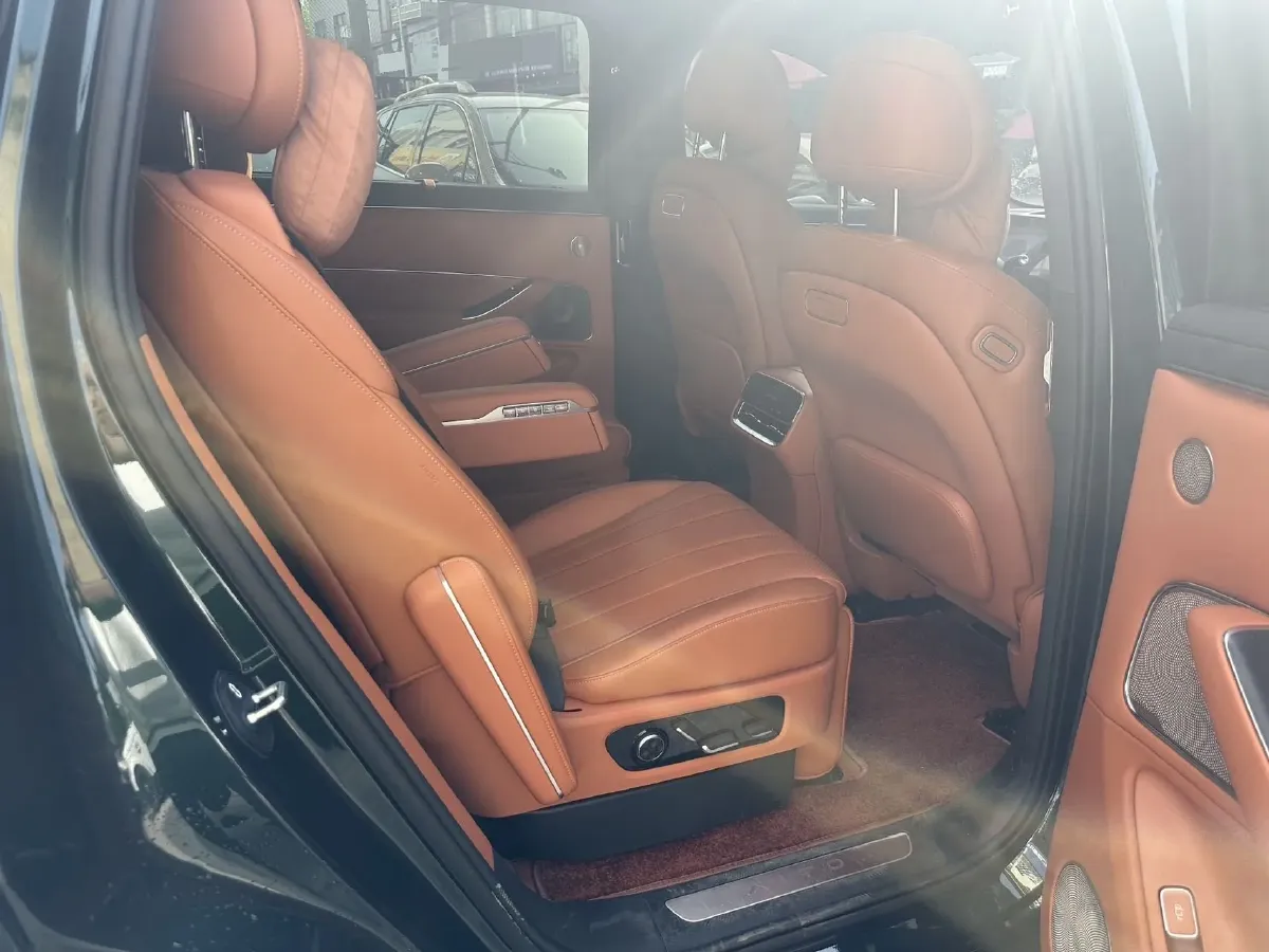 2025 AITO AITO M8 REEV 160HP REEV 53.4KWH,autocango,china used car exporter,china ev exporter,chinese used car exporter,chinese used ev exporter